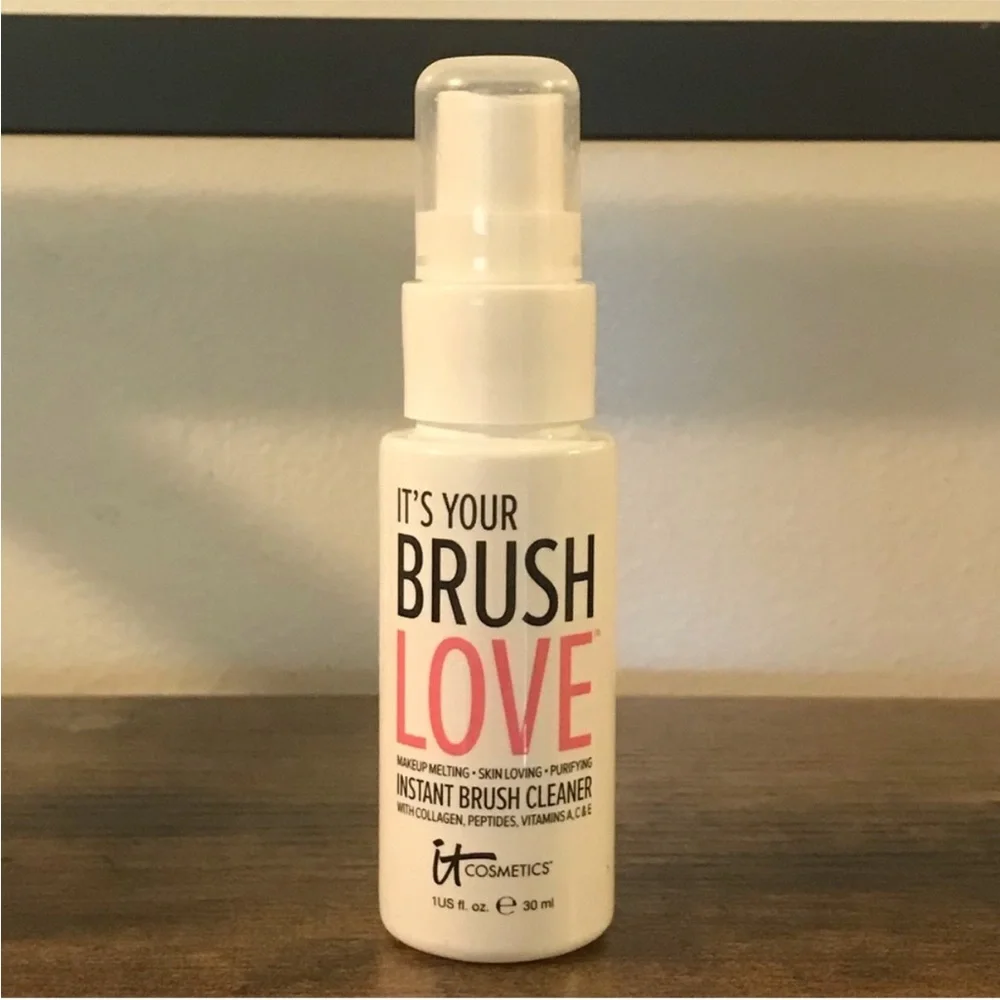 it Cosmetics Complexion Perfection Set - Buki Brush with Brush Cleaner and Bag